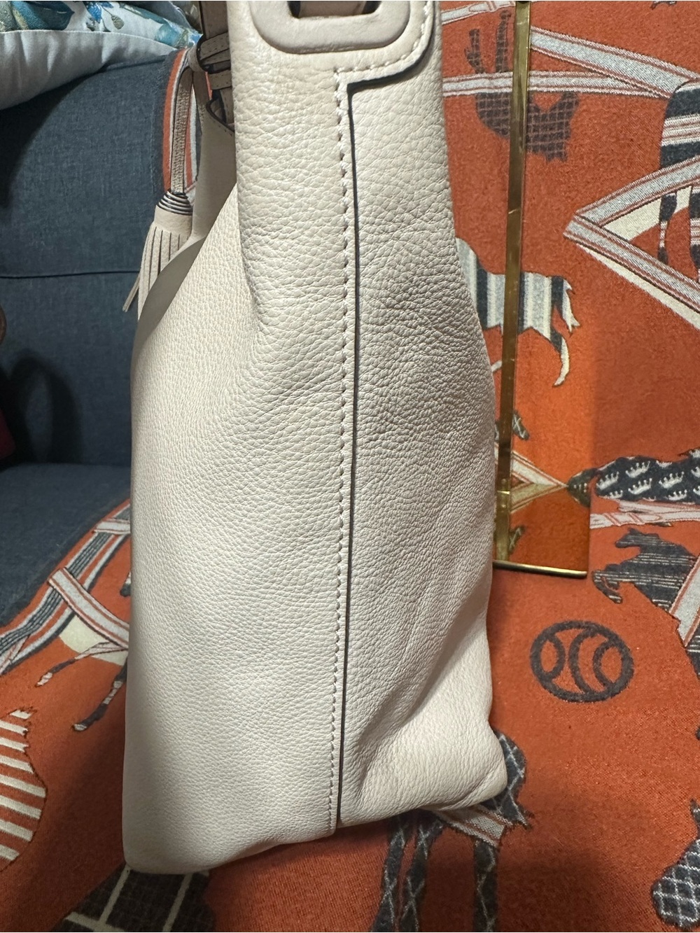 TORY BURCH ❤️🌟PEBBLED LEATHER  SHOULDER HOBO IN CREAM  WITH TASSEL ⭐️ - Picture 5 of 7